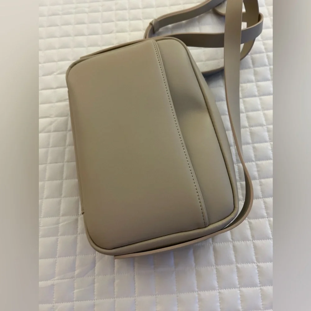 MON15. Metro Crossbody Bag.The Metro Bag securely carries your daily essentials - Picture 2 of 8